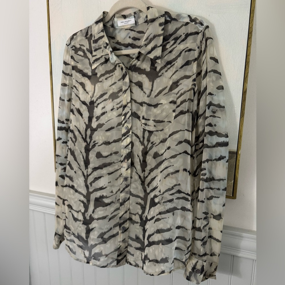 EQUIPMENT Femme Silk Button Up Tiger Printed Pastel Blouse Size L - Picture 2 of 7